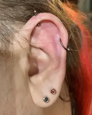 Perçage du cartilage de l'oreille gauche un Hélix Piercing avec une anneau fait par Yan Dubord Perceur à Montréal