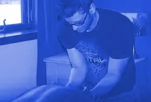 Yan Massothérapeute fait un massage thérapeutique enveloppant très profond sur le dos de l'un de ses clients du centre-ville de Montréal.