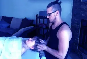 Yan Massotherapie débute ses massages par la tête comme avec le massage à cette jeune enfant qui se fait masser la tête à Montréal.