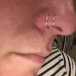 Double Body Piercing du nez fait par Yan Dubord massothérapeute au centre ville de Montréal avec 2 anneaux pleine sans petite boule de grosseur 16g.