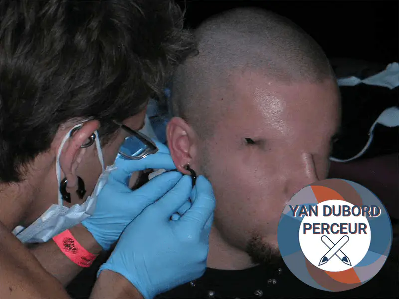 Lors de la convention de tattoo de Montréal de 2004, Yan Dubord Perceur est invité à participer à un documentaire étudiant en faisant du Body Piercing Montréal avec 2 perçages de lobes d'oreille à 8 gauge à l'animateur.