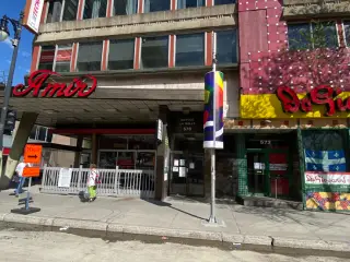 Façade extérieur de ce studio de massage et body piercing dans Ville-Marie au centre-ville tout juste à l'entré du village à Berri-Uqam.