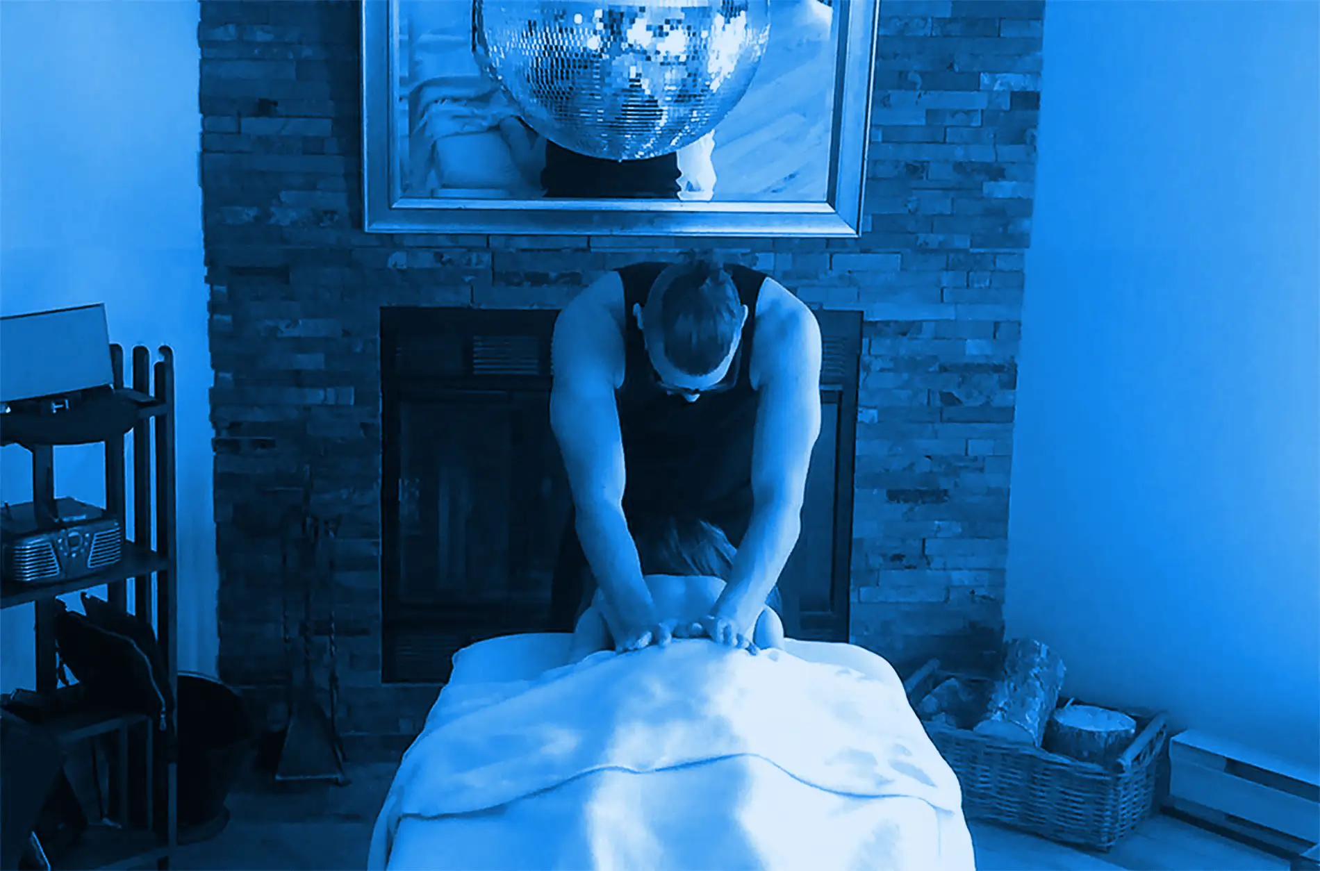 Cette photo nous montre Yan Dubord, ce massotherapeute d'expérience en pleine action lorsqu'il fait un massage à domicile à Montréal dans Hochelaga Maisonneuve.