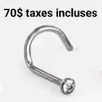 Image exemple d'un bijou de nez un nose screw en titanium de base de couleur gris indiquant le prix de 70$ taxes incluses.