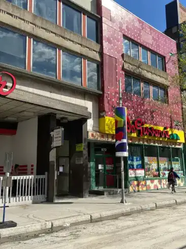 Studio professionnel de Massothérapie et Body Piercing de Yan Dubord Massothérapeute Perceur au centre-ville de Montréal aux portes du metro Berri-Uqam en haut du légendaire restaurant Dagiovani.