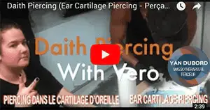 Image thumbnail d'une vidéo YouTube qui redirige les internautes vers le site YouTube pour voir un vidéo du Daith Piercing fait par Yan Dubord Massothérapeute Perceur à Montreal.