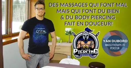 Image bannière de Yan Dubord Massotherapeute Perceur où l'on voit le professionnel qui se tient debout à côté d'une table de massage et de son droit on y voit deux de ses logos avec son slogan - Des massages qui font mal mais qui font du bien et du body piercing en douceur.