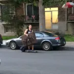 On aperçoit Yan Dubord descendre la rue de vive allure en Longbard tenant sa table à massage avec son bras doit et sa valise de drap du côté gauche pour se rendre à son massage à domicile à Montréal dans Hochelaga-Maisonneuve.