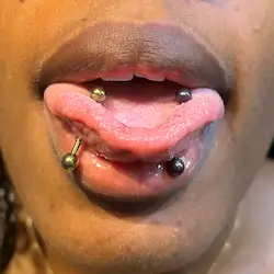 Perçage de langue double nommé le venom piercing fait par Yan Dubord pratiquant le body piercing Montréal.