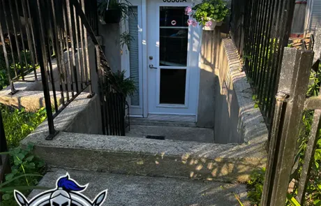 In the following image you can see the entrance and exterior facade of 6850-A rue de Lanaudière, it is on the right side down the stair that you will find Titan Piercing Montreal | Body Piercing en Douceur.